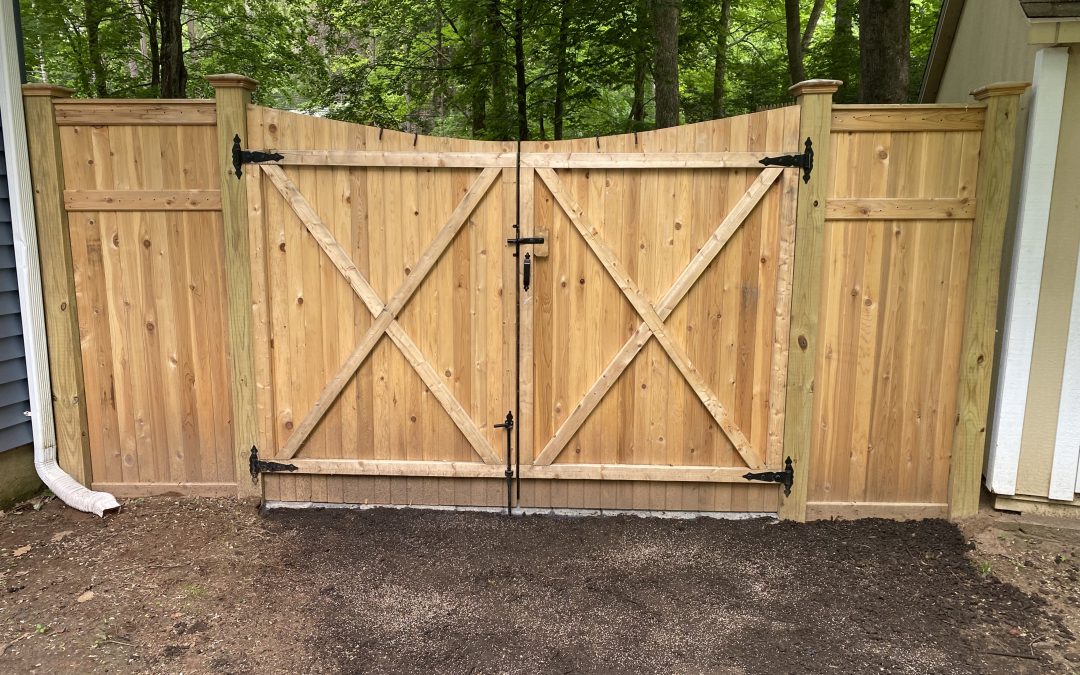 cedartongue-groove-fence-scalloped-double-gate