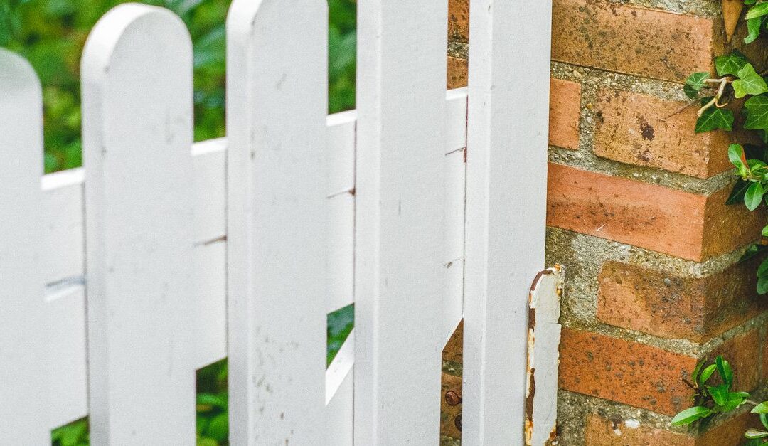 Vinyl vs Wood Privacy Fence: Which Is Better for Connecticut Homes?